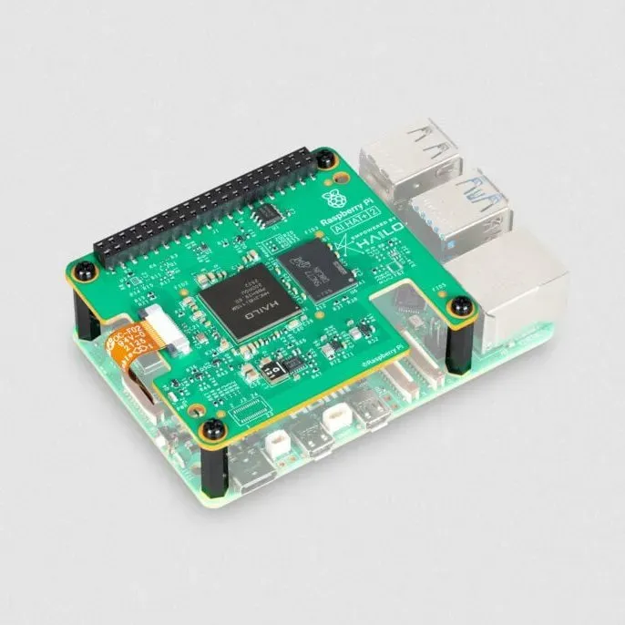 لوحة توسعة Raspberry Pi AI HAT+2 لتسريع الذكاء الاصطناعي على الحافة