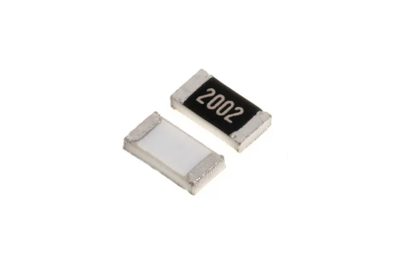مقاومة SMD بمقاس 1206 قيمتها 3.3 أوم