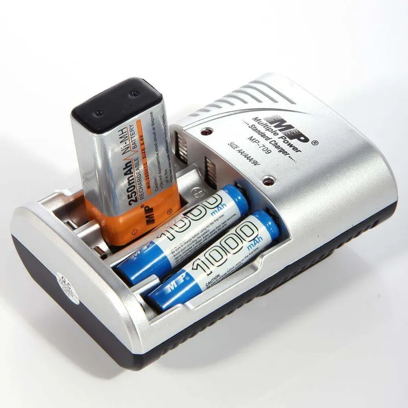 شاحن بطاريات متعدد 4 خلايا MP لبطاريات AA وAAA و9V