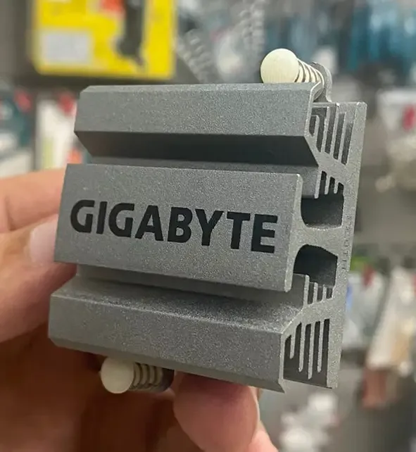 مبرد حراري GIGABYTE بمقاس 45 × 45 × 20 مم