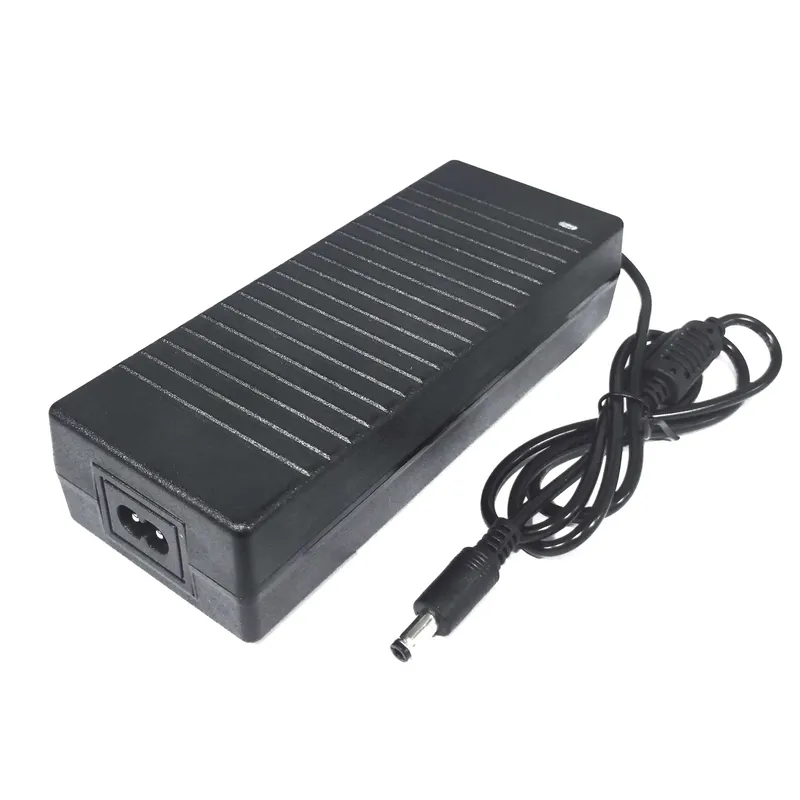 محول طاقة 12V 10A بمقبس تيار مستمر 5.5×2.5 مم