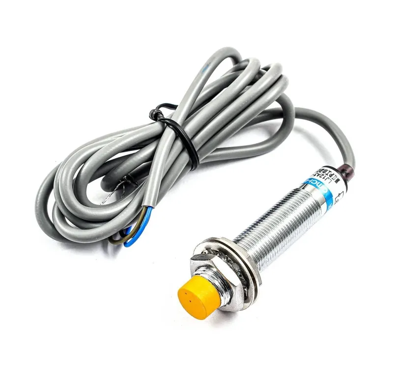 حساس تقارب حثي LJ12A3-4-Z/BX بمسافة كشف 4 ملم وثلاثة أسلاك